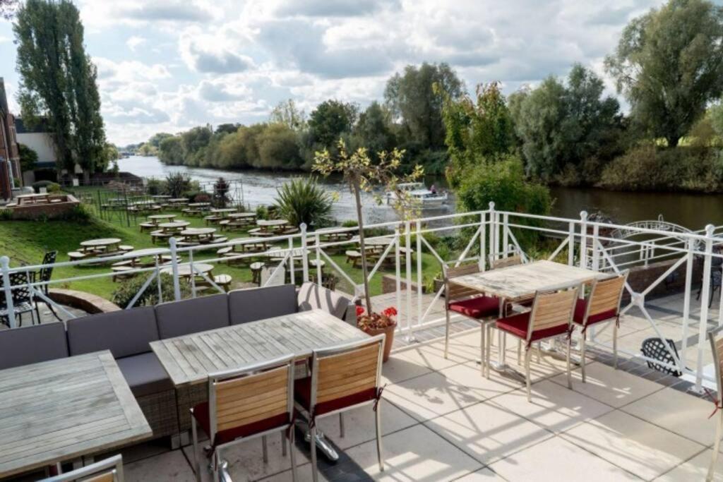 Unrivalled Location - Five Star - Worcester Apartment Exteriör bild