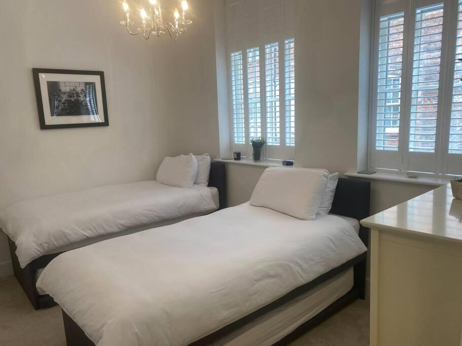 Unrivalled Location - Five Star - Worcester Apartment Exteriör bild