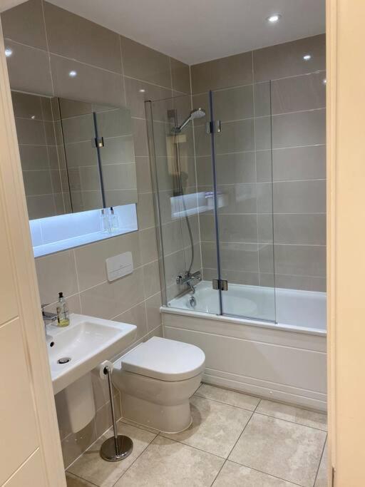 Unrivalled Location - Five Star - Worcester Apartment Exteriör bild