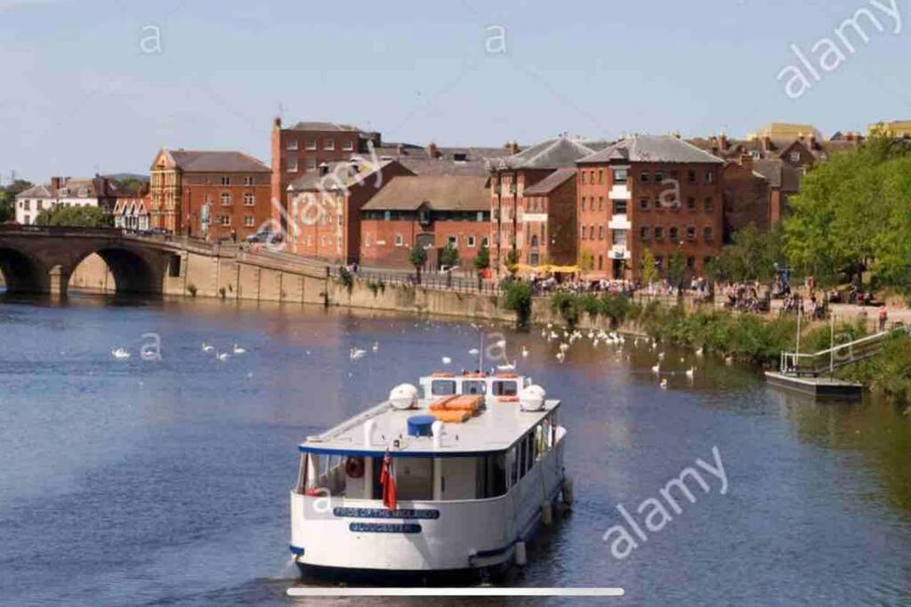 Unrivalled Location - Five Star - Worcester Apartment Exteriör bild