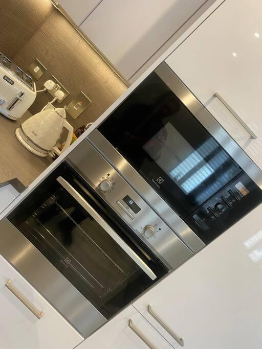 Unrivalled Location - Five Star - Worcester Apartment Exteriör bild