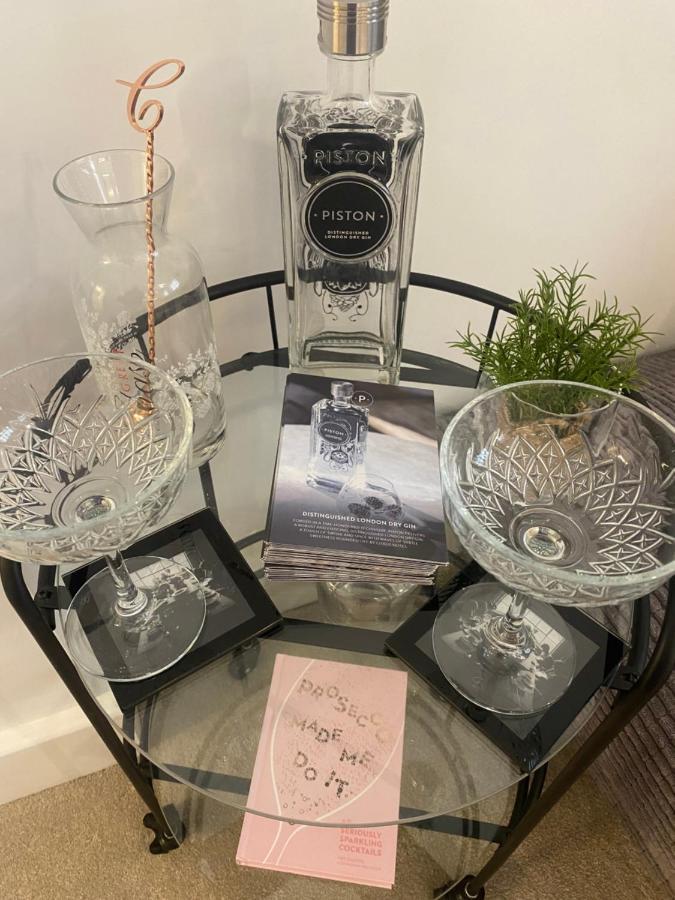Unrivalled Location - Five Star - Worcester Apartment Exteriör bild